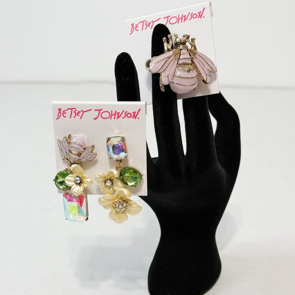 Betsey Johnson NWOB Sz7.5 Lilac Bee Stretch Ring/Bee Cluster Mismatched Earrings